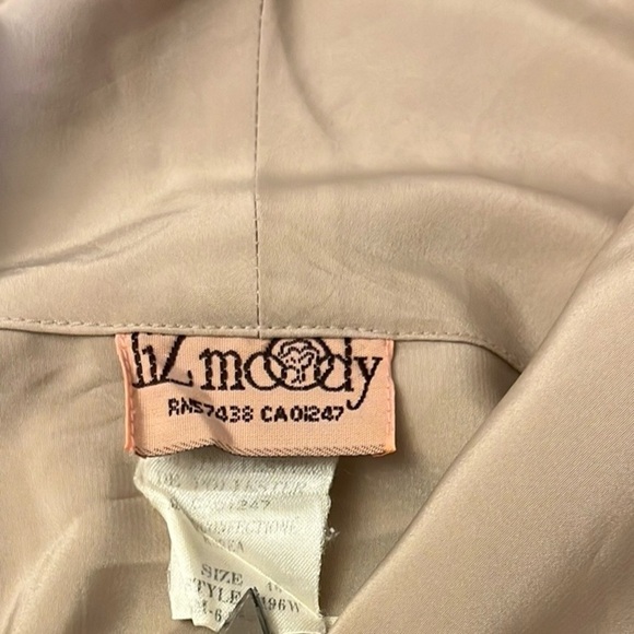 Vintage Women’s Silky Blouse Button Down Bow Tie Beige Size 16 - Picture 6 of 15